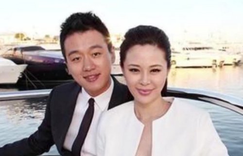 40岁佟大为全家福曝光，两个女儿好漂亮，网友：幸福的一家人