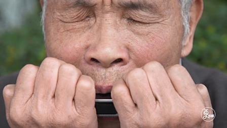 更成都 | 成都失明老人组建盲人乐队，用按摩赚的钱实现音乐梦