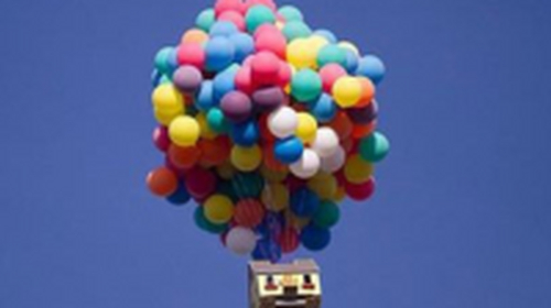 牛人用366个气球升空试图横跨大西洋