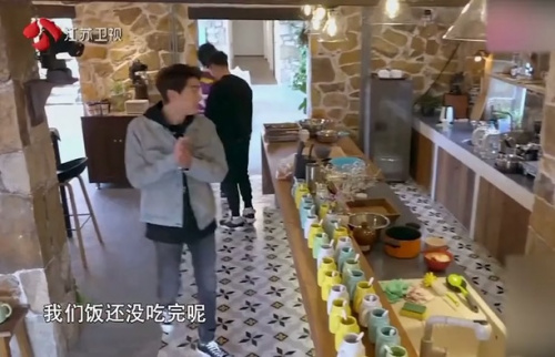 娱乐圈接地气的明星：彭昱畅盘腿就地而坐，而林更新抱盆吃饭