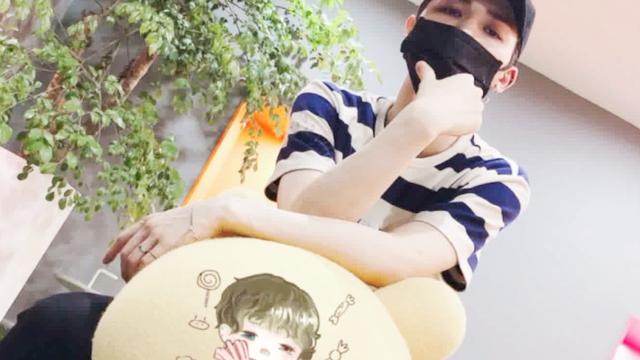 朱正廷与自己卡通形象贴纸合影：这个好可爱！