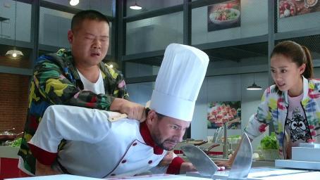 欢乐喜剧人：岳岳真是狠，为了救出师父，他竟把厨师按在刀刃上