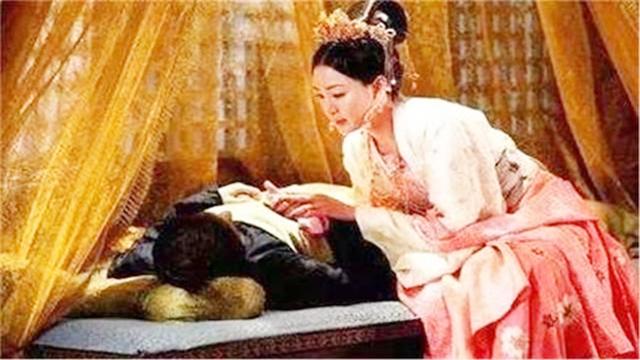 皇帝喝醉酒说了一句戏言，妃子听到后，立马将他引入寝室活活捂死