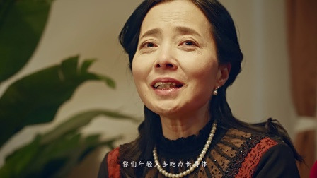 美女寄回家的年货包裹被偷空，与家人打麻将得知真相，心碎了一地