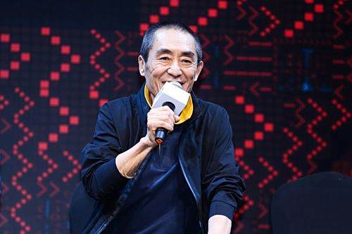 面对媒体的质疑，张艺谋如何聪明应对？