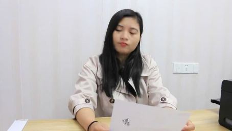 姑娘去面试，考官问她100块钱算不算钱？她的回答太牛了