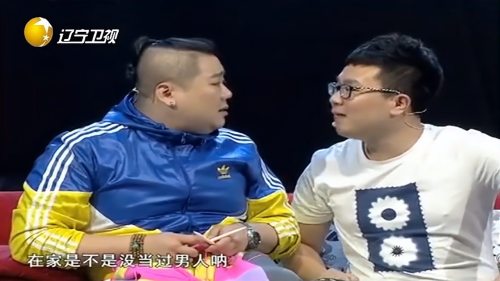 小品《哥给你打个样》：齐小彪给媳妇织毛衣遭嘲讽，下秒笑趴下