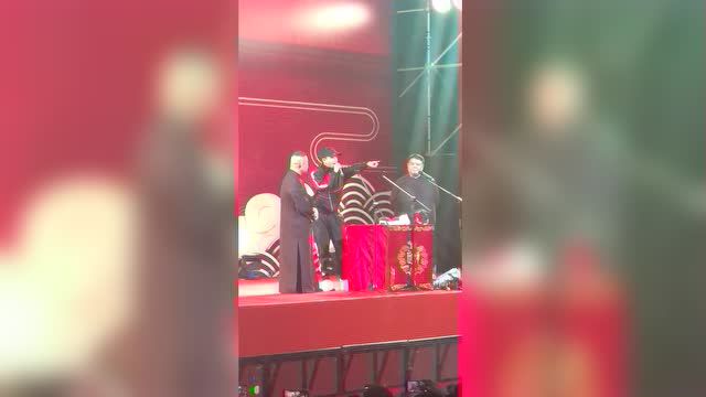 岳云鹏相声专场，张杰戴着口罩在第一排坐了两个多小时，太坏了！