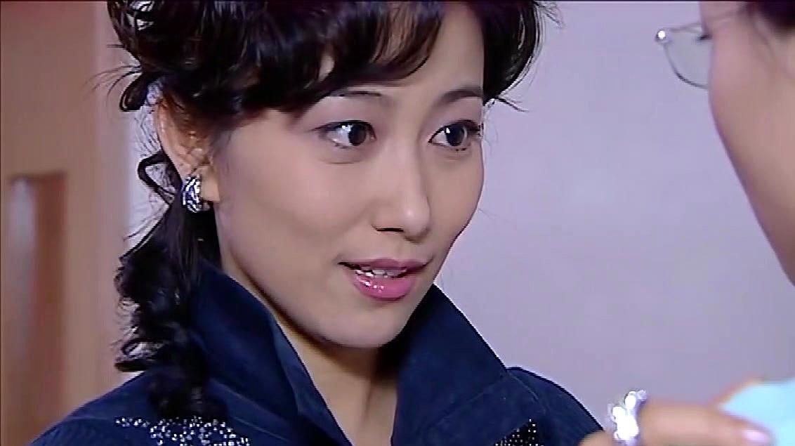 继母后妈：心机女嘲笑富太太，被打了一巴掌，她竟当大家的面装晕