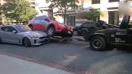 监控实拍：起亚直接把丰田铲了起来，这车祸也是奇葩了