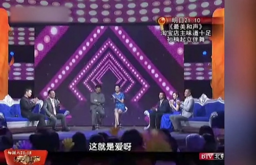 蒋大为外籍老婆罕见曝光：体态臃肿像贵妇！年轻照片曝光惊艳全场