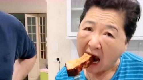 澳大利亚封城，老外在家给丈母娘烤大排吃，给老太太解解闷！