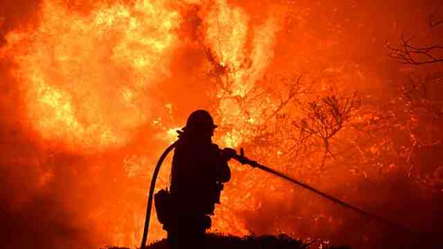 美国加州爆发山火，1.3万户人撤离