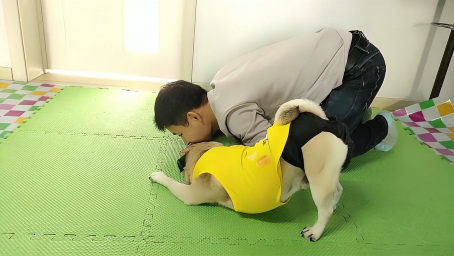 狗子和主人一起练瑜伽，竟能做出如此高难度动作！这狗子厉害了！