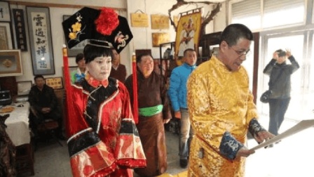 乾隆皇帝七世孙穿龙袍祭祖, 自称长有帝王相, 要求其妻穿清朝旗袍!