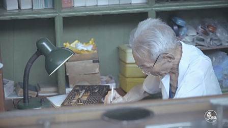 86岁大爷用水晶石做眼镜养眼护眼，年轻人都爱买！
