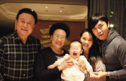 明星夫妇父母教育手段对比：看完秦昊父母，初次艳羡伊能静了