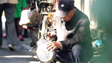 八旬爷爷每天推着上百斤行头走3万多步只为了修一口锅，他是长沙最后的修锅匠