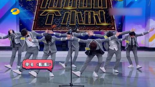 偶像练习生初上快本舞蹈表演不好还手忙脚乱，何炅：演出来的吧？