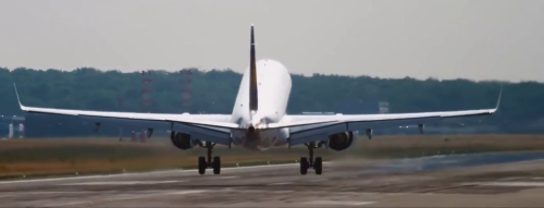 一生一世13集看点:梅行陪同周生辰接机见到时宜