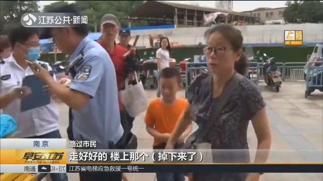 南京：台风来势汹汹，饭店外墙突然脱落，两路人被砸送医救治