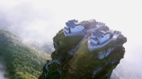 贵州一座近百米高的奇山上，竟然有房子，手脚并用才能爬上去！