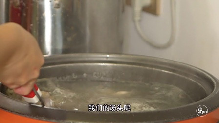 美女创新沙茶海鲜火锅，十几种食材制成古早味，汤头浓郁客人直呼过瘾