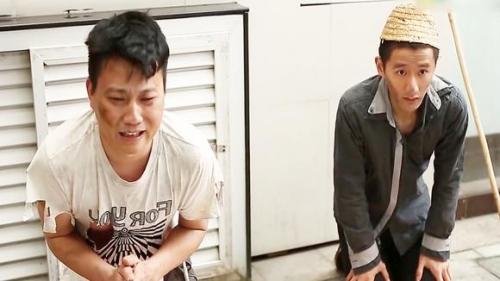 两个年轻小伙子路边乞讨，看到他们下一秒的行为无语了