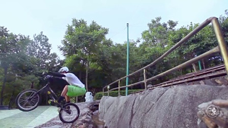 二更丨他骑着在山石间跳跃，这样骑车又酷又危险！