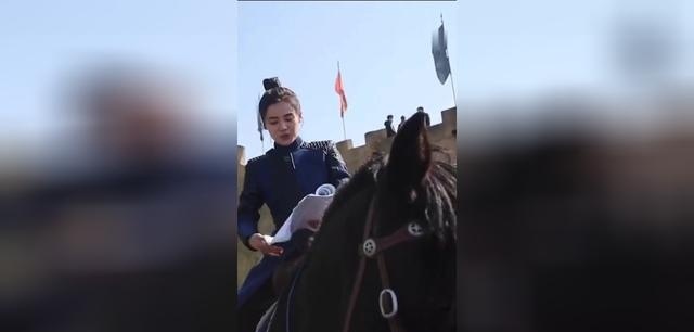 将军在上 马思纯骑马背台词 真是英气逼人