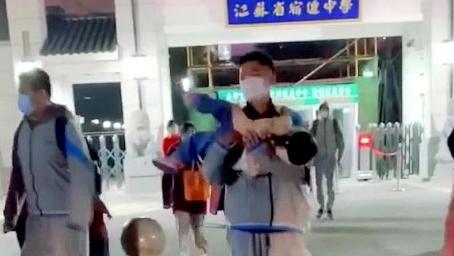 这么冷非要跟来接哥哥，没想到还被哥哥拎起来，不懂温柔的哥哥！
