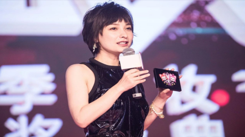 吴昕跨年晚会节目被拿掉，节目中放声痛哭，谢娜澄清说没打压吴昕