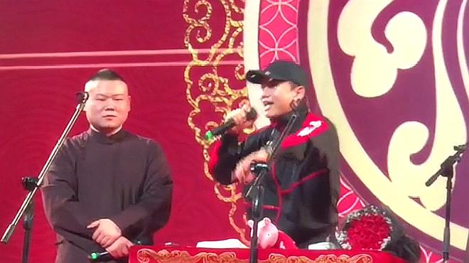 张杰在岳云鹏的舞台上大展歌喉，岳云鹏的表情太逗了！