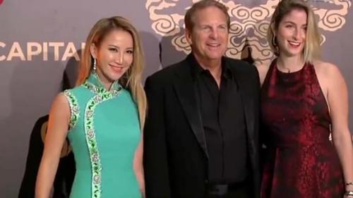 李玟为老公庆61岁生日开party 邓紫棋与男友情侣装现身