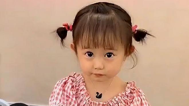 妈妈问小恬恬为何这么丑？不料她竟这样岔开话题，这孩子成精了！