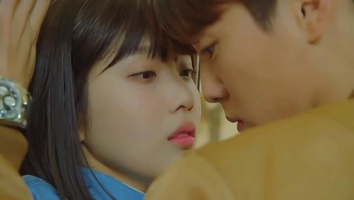 朴秀荣是吃可爱长大的吗？台上霸气的joy其实超可爱的