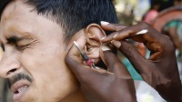 印度的采耳师手艺有多好，一勺下去欲罢不能，网友：看着就舒服！