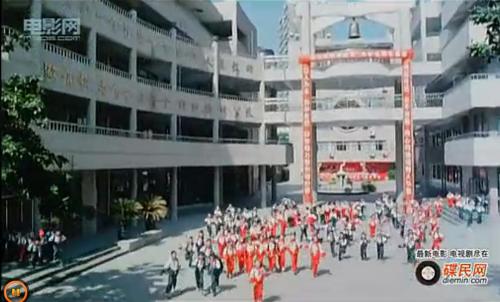 濠河边上的女人