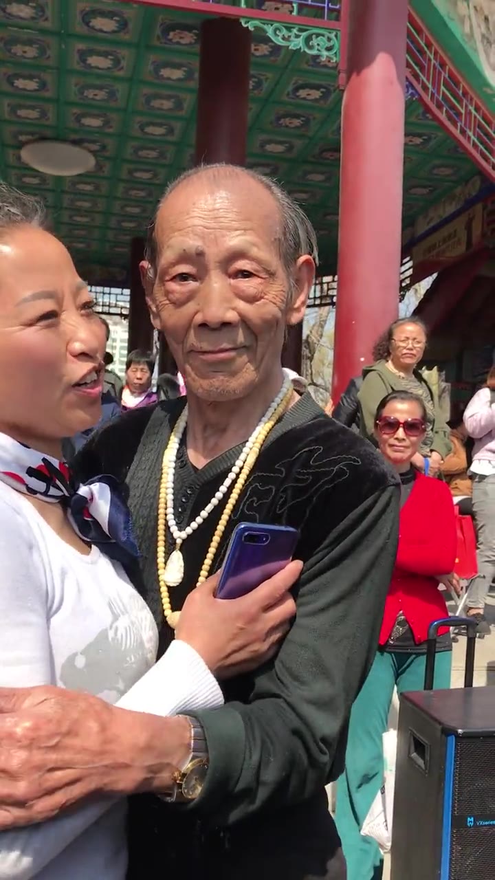 80岁的网红张大爷和安静老师