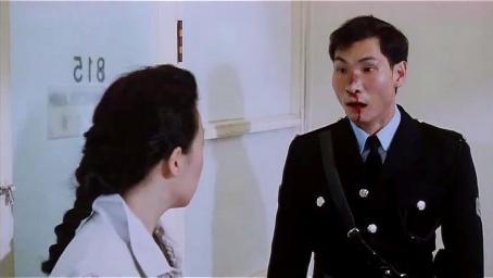 美女自带扫把星，只要搭话的人都倒霉透顶，不是被门挤就是滑到