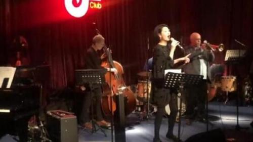 李亚鹏女友终露面！酒吧驻唱频频频放电，歌声动听像极了天后王菲