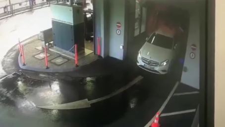 监控：美国奔驰女司机洗车，刚出门就发生这种事，真是个人才