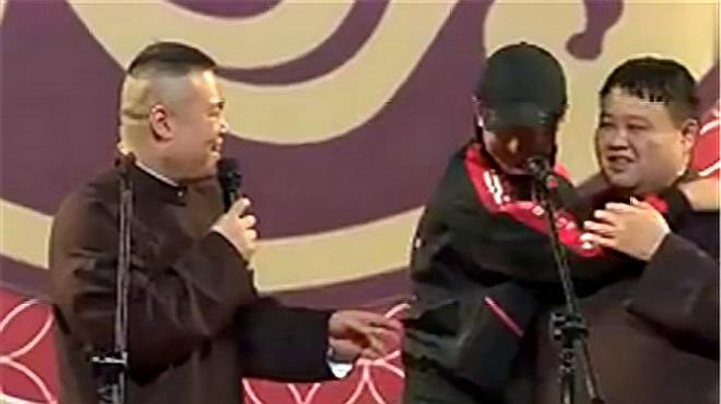 张杰突袭岳云鹏专场，抱了孙越才夸岳云鹏！小岳气够呛：别赞美我