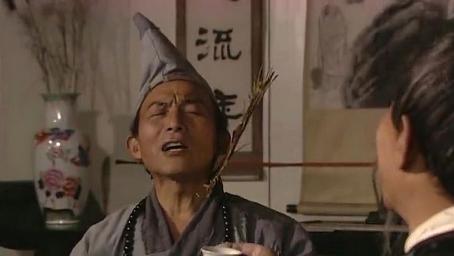小伙请济公吃饭，问济公一天喝多少酒，济公说完小伙准备拿坛伺候