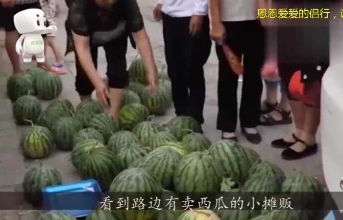 日本游客在成都买西瓜遭拒，水果摊老板-抱歉，不能卖