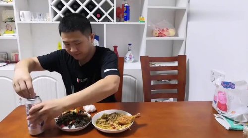 小伙下班回家随便吃点，木耳小炒肉盖饭，整点大蒜，喝点冰啤酒