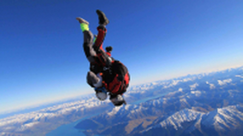 漂亮妹子迪拜王子塔挑战极限跳伞