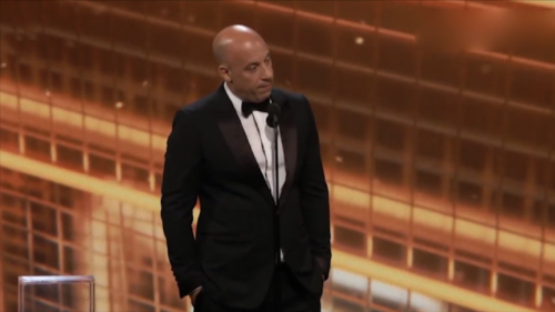 范·迪塞尔给成龙颁奖，现场秒变小迷弟，大哥地位不是一般的高！