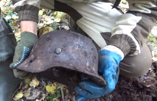 挖土党挖出一个头盔，时隔了几十年还没腐烂，保存挺好！