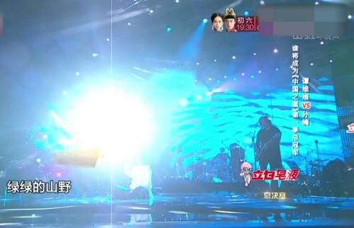 明星蹲地上唱歌系列，吴宣仪蹲地上唱神曲，汪涵：扫把和撮箕拿来